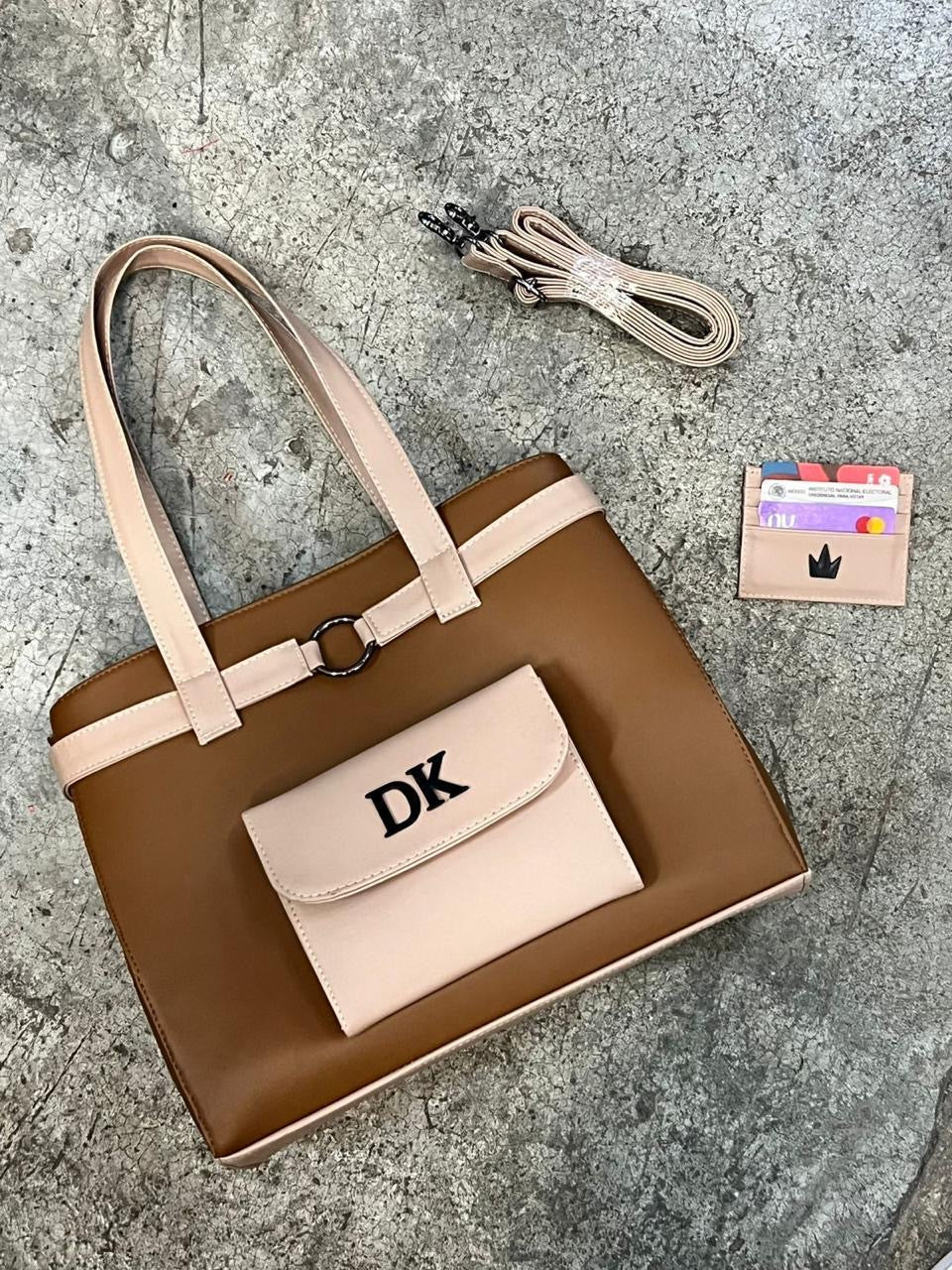 Tote Cargo | Bolso Grande de Material Sintético con Cierre y Correa Ajustable