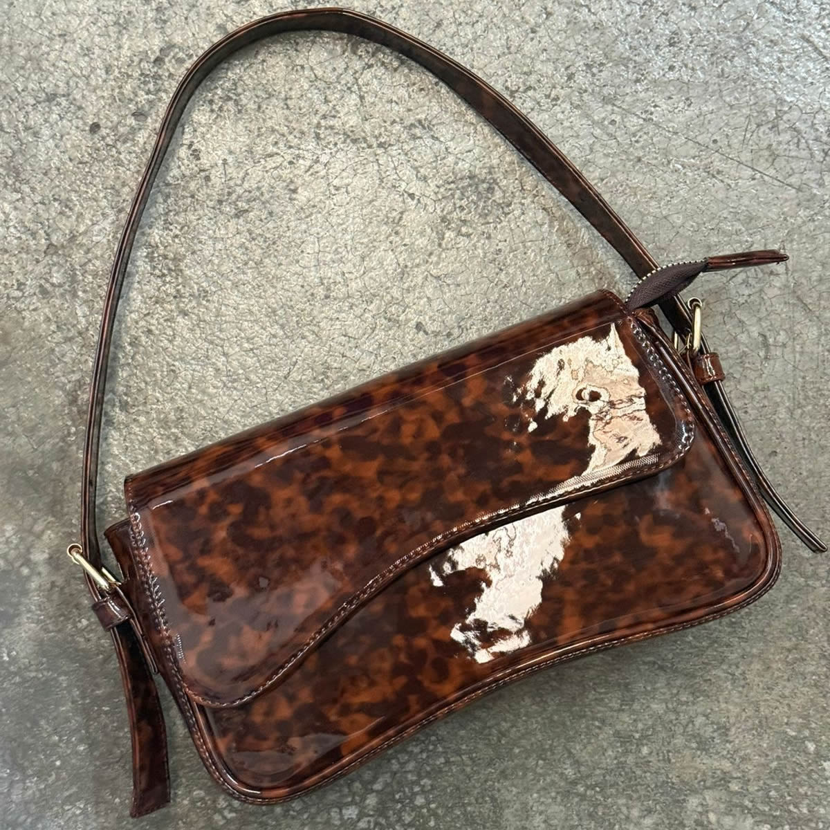 Agani Bag | Bolso de Charol con Imán y Correa Ajustable