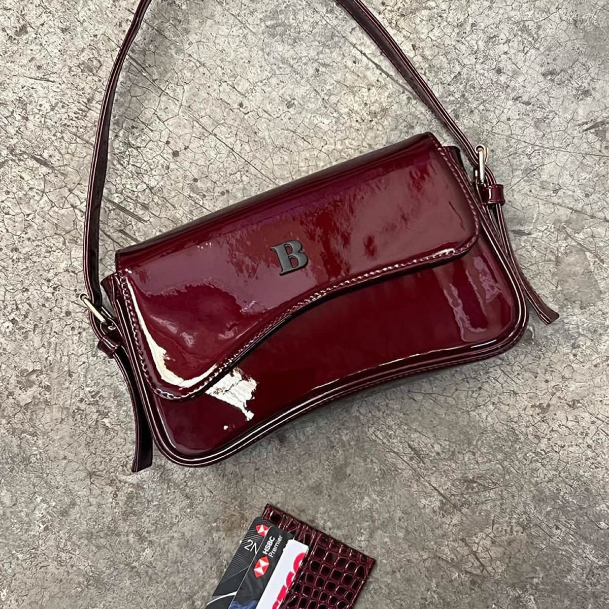 Agani Bag | Bolso de Charol con Imán y Correa Ajustable