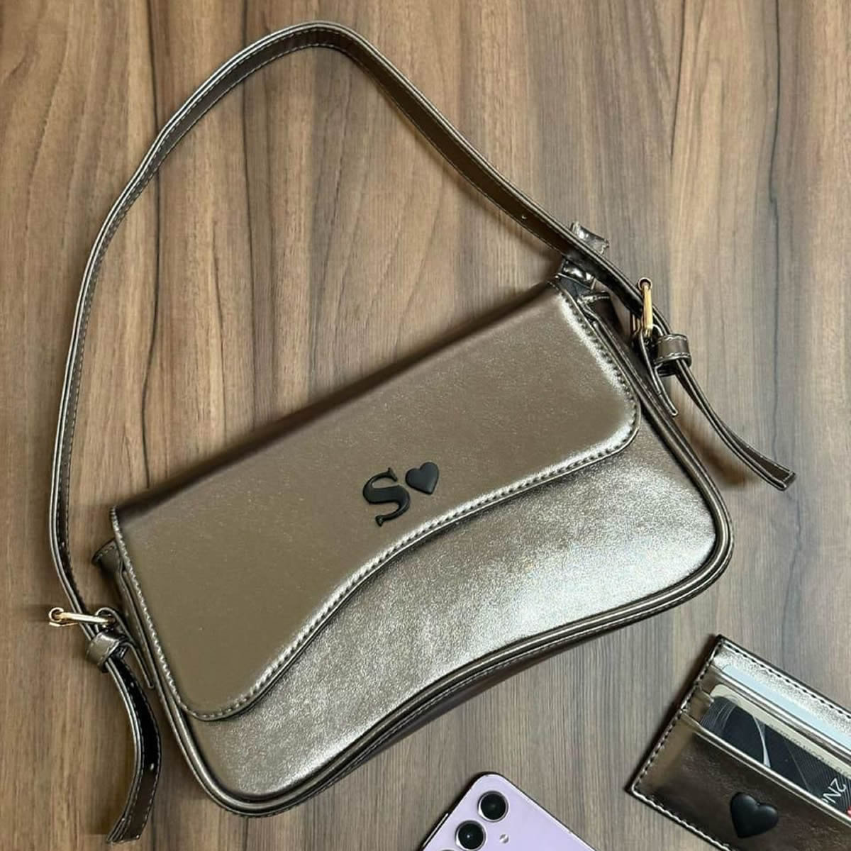 Agani Bag | Bolso de Charol con Imán y Correa Ajustable