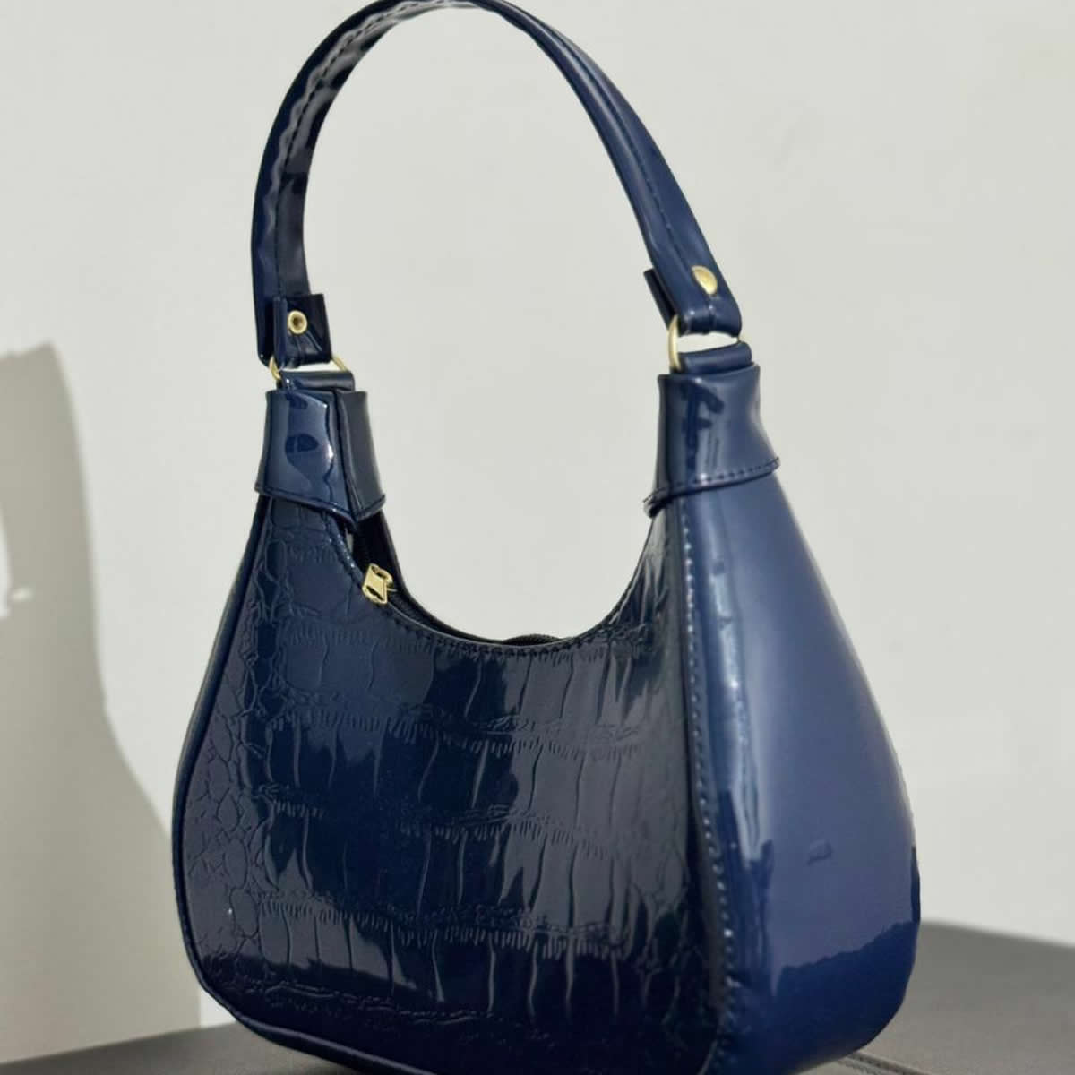 Charol Bag Clásica – Bolsa Juvenil de Charol con Cierre y Correa Ajustable