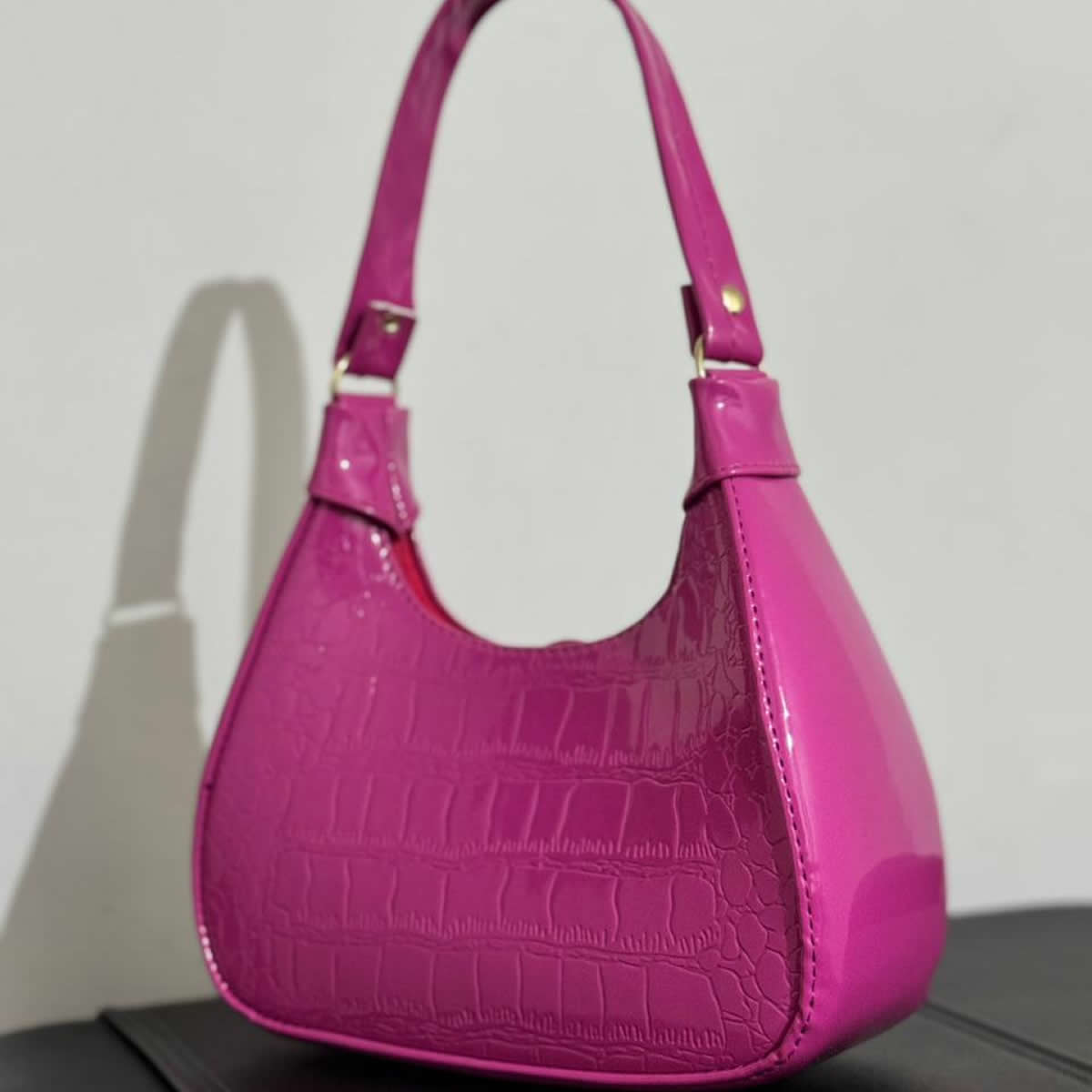 Charol Bag Clásica – Bolsa Juvenil de Charol con Cierre y Correa Ajustable