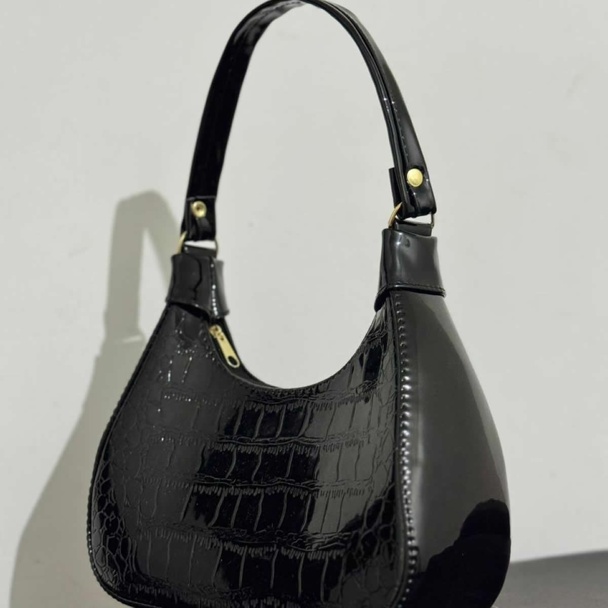 Charol Bag Clásica – Bolsa Juvenil de Charol con Cierre y Correa Ajustable