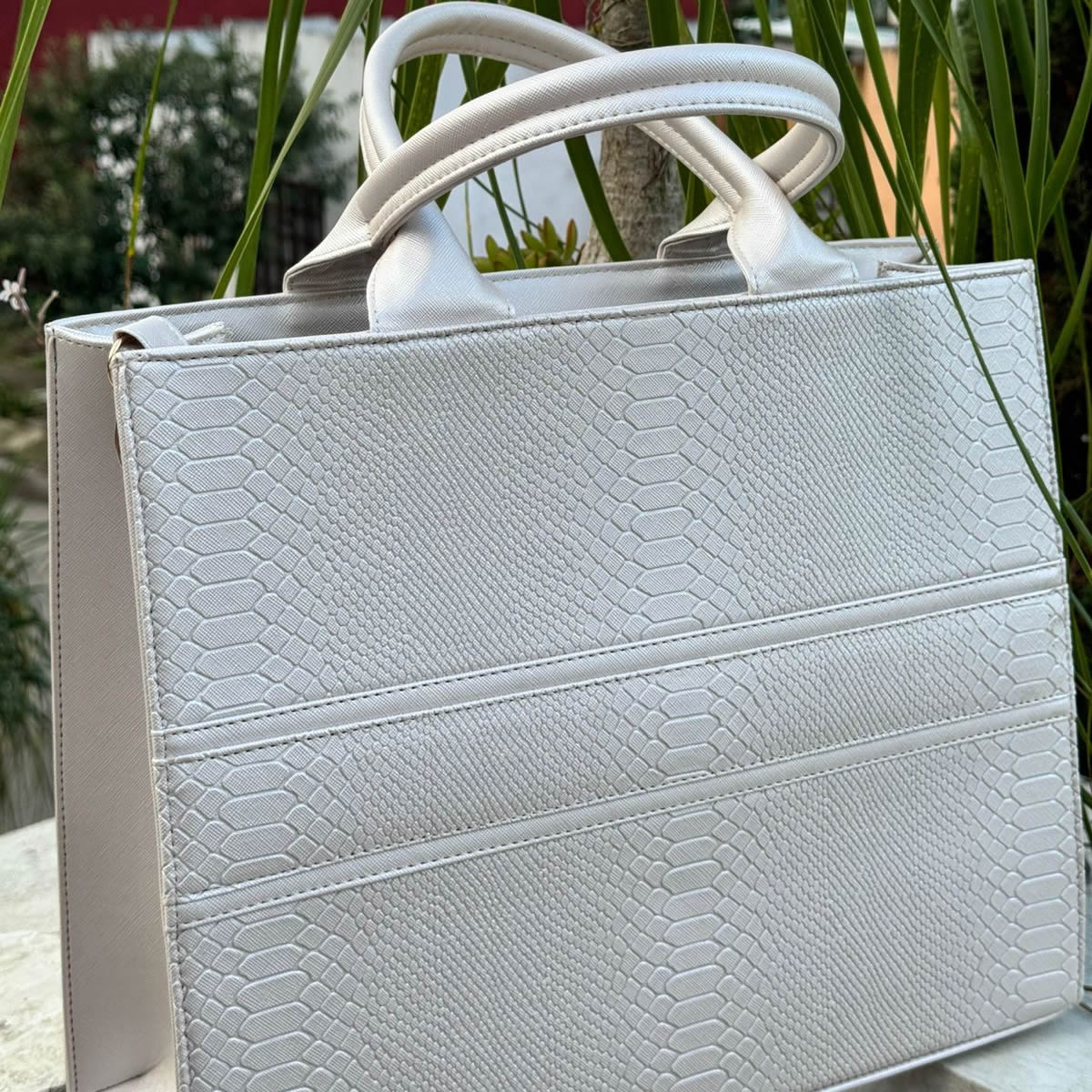 Tote Clásica Grande| Bolso Elegante con Imán y Correa Ajustable