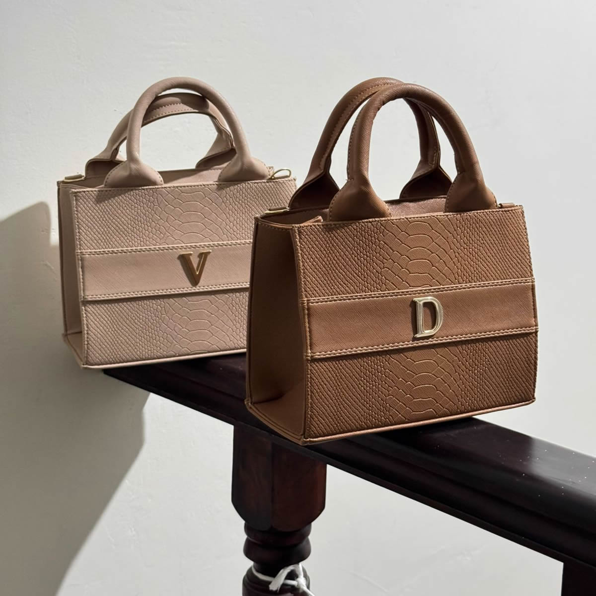 Tote Clásica Mini | Bolso Elegante con Imán y Correa Ajustable