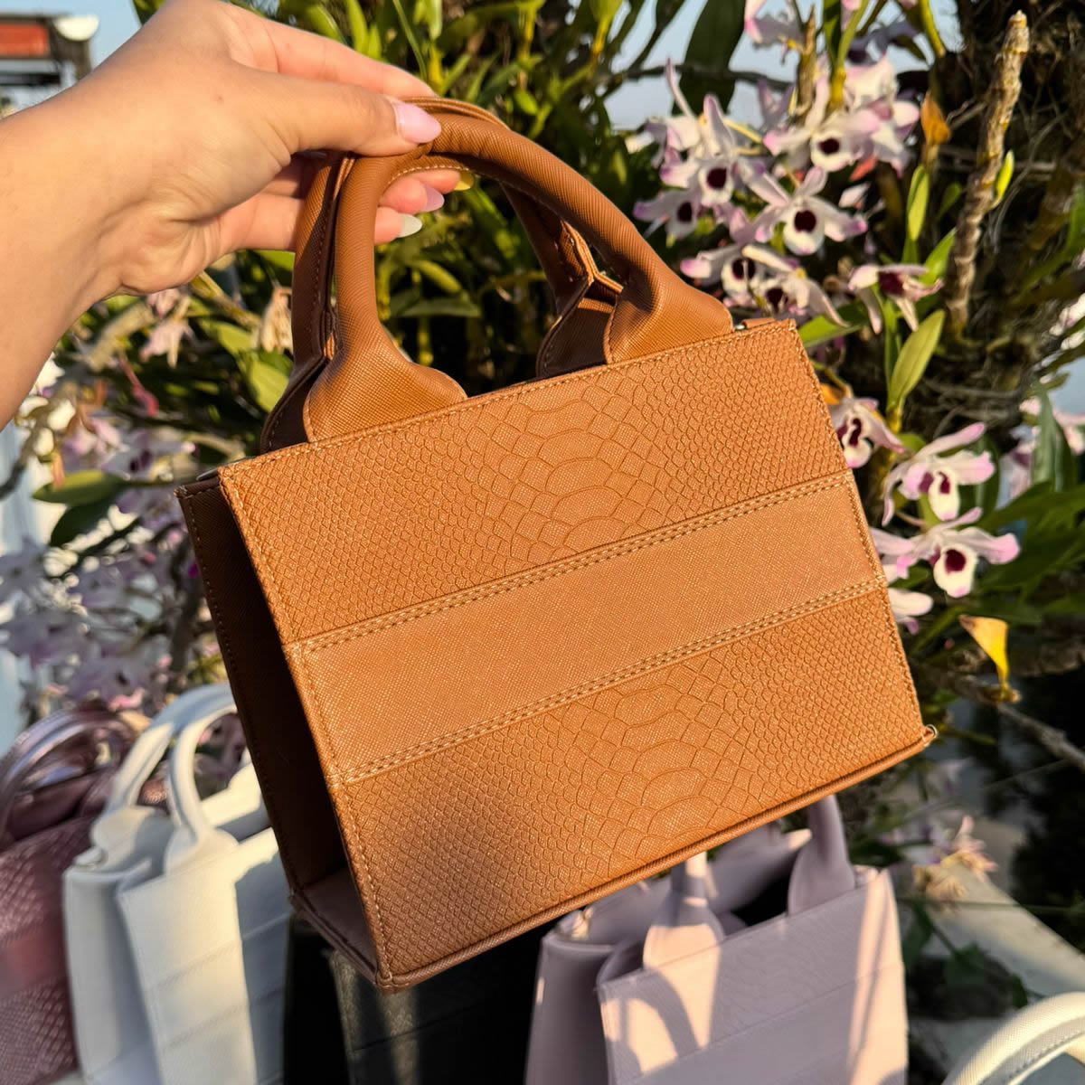 Tote Clásica Mini | Bolso Elegante con Imán y Correa Ajustable