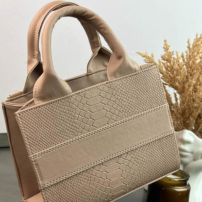Tote Clásica Mini | Bolso Elegante con Imán y Correa Ajustable